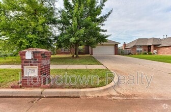 Building Photo - 720 E Elder Ln