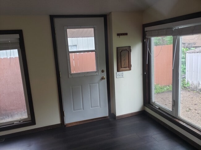 Building Photo - 109 Florence St