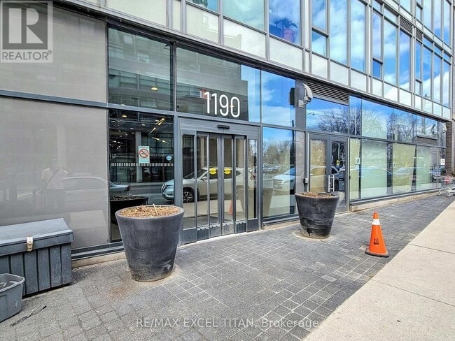 Building Photo - 1190-1190 Dundas St E