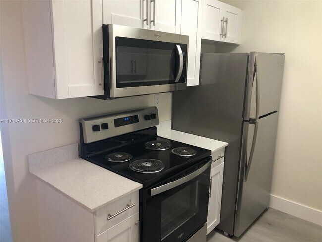 Building Photo - 10748 N Kendall Dr