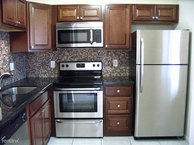 Building Photo - 8770 Royal Palm Blvd