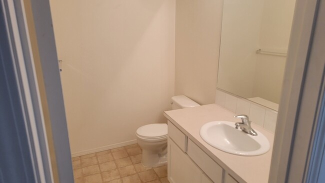 Building Photo - 3 Bedroom 2 Bath Home In North Spokane