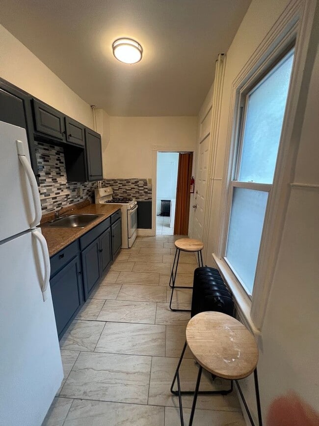 Building Photo - Newly Updated 3 Bedroom Home
