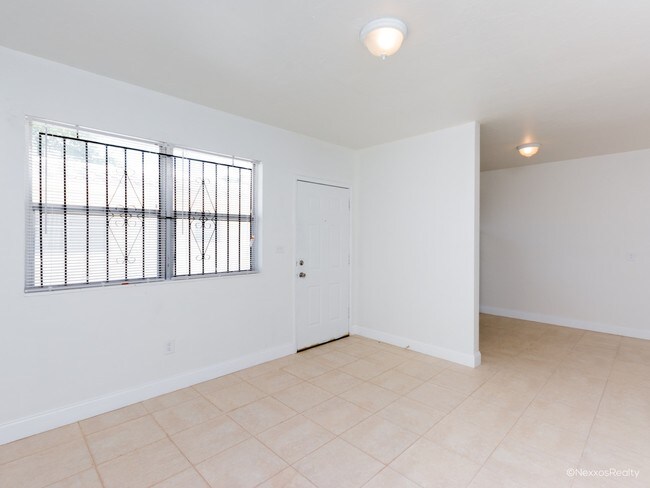 Foto del edificio - 110-120 NE 55th St