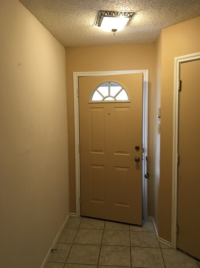 Foto del edificio - 8003 Chestnut Manor Dr