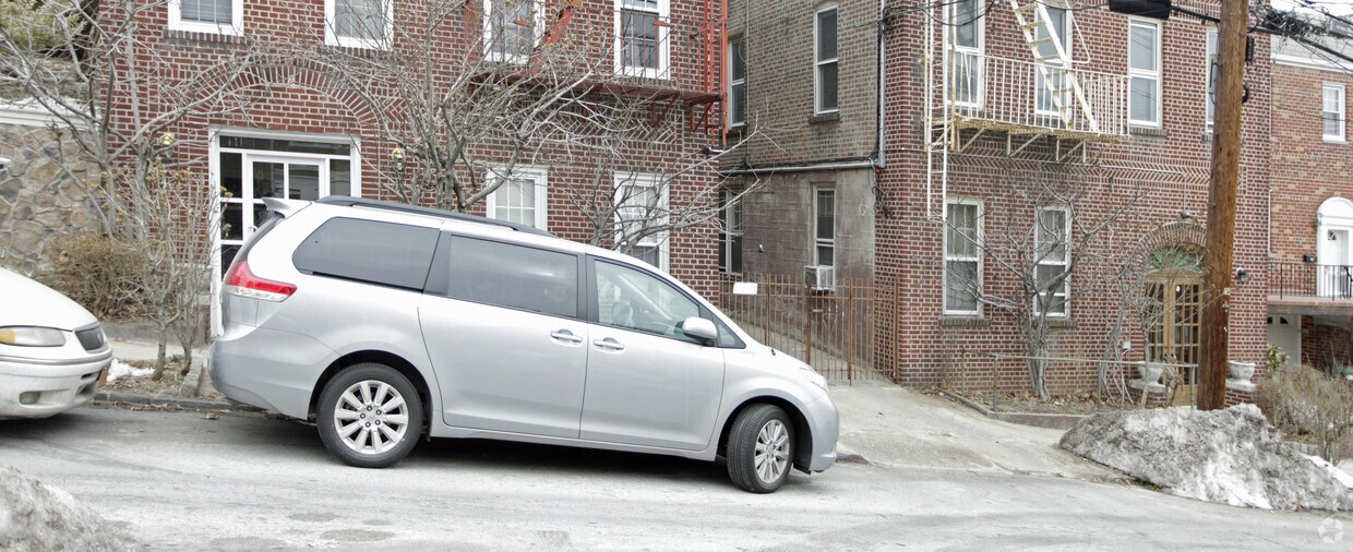 Foto del edificio - 257-259 E 238th St