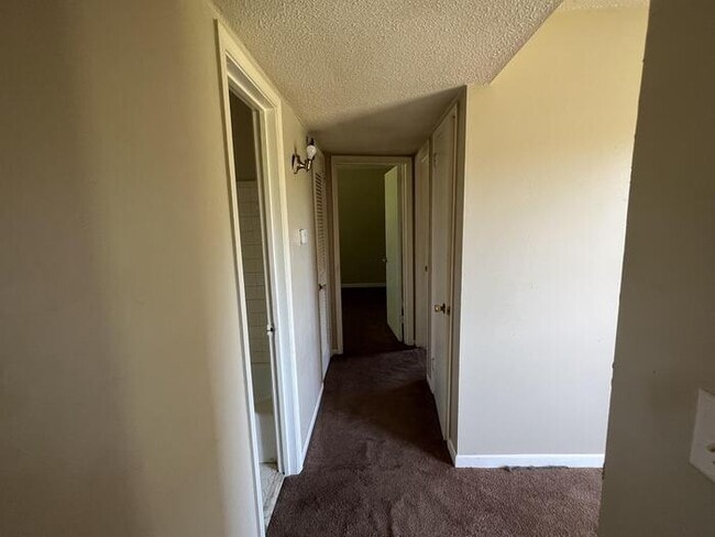 Building Photo - Cute 2 bed/ 1 bath apartment near Princeto...