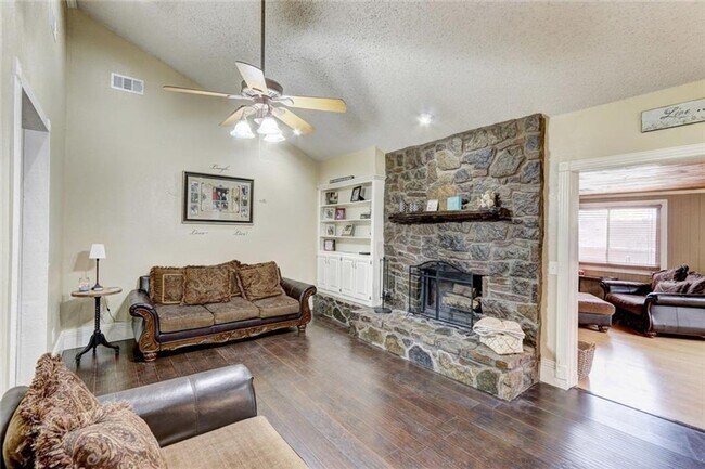 Foto del edificio - Charming 3-Bedroom Home Near Tinker Air Fo...