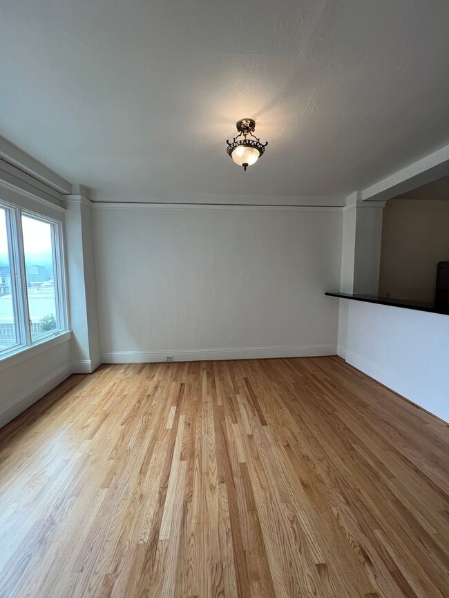 Building Photo - WELCOME TO YOUR BRIGHT AND CHARMING URBAN ...