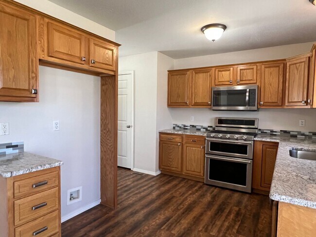 Building Photo - 3 Bed / 2 Bath Springfield Address, Republic Schools