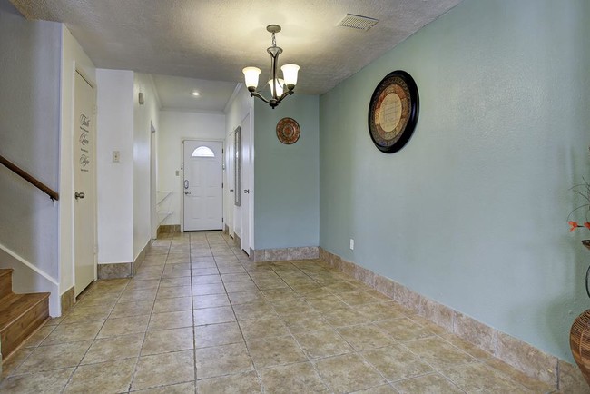Building Photo - 7700 Creekbend Dr