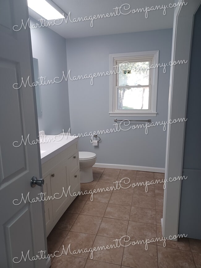 Building Photo - 5803 Hickory Cir