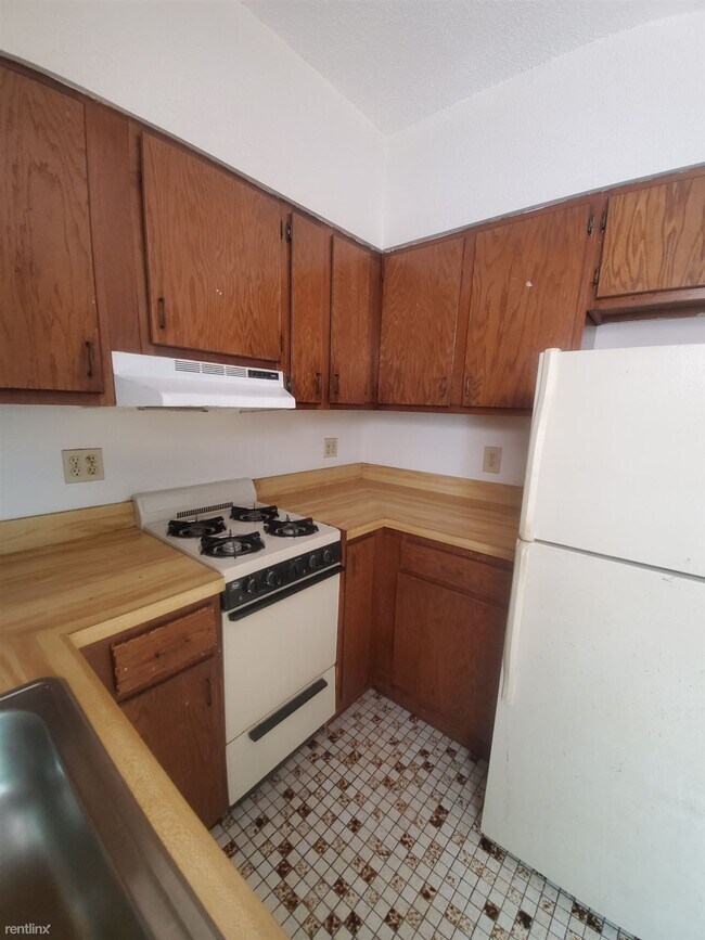 Building Photo - Studio, 1 bath  - 249 Humphrey St Apt 1 Apt 1