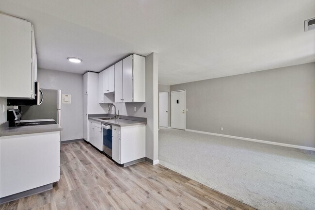 Foto del edificio - Wonderfully Remodeled 2 Bed, 1 Bath Condo w/ In Unit Laundry
