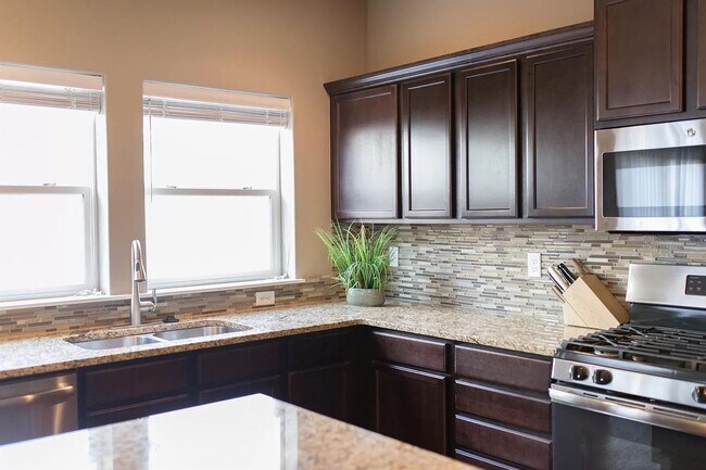 Building Photo - Serene 3-bedroom 2-bathroom Condo in the h...