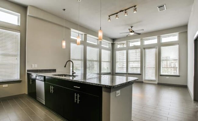 Building Photo - 1 bedroom in Dallas TX 75201