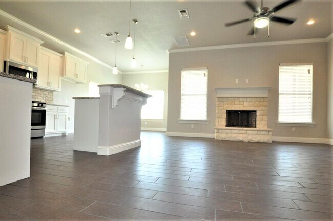 Foto del edificio - Modern Luxury Living: Elegant 4BR/2BA Have...