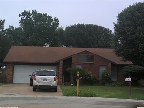 Building Photo - 136 N Greenleaf Dr