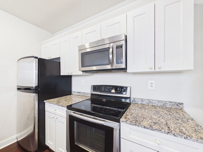 Foto del edificio - Large 2BR/1.5BTH w/ Walk-in Closet, Large Deck, W/D, A/C - PARKING INCLUDED