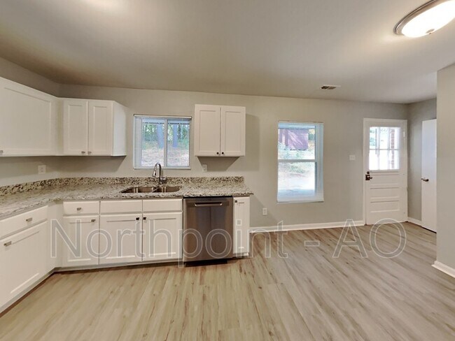 Building Photo - 524 Solar Dr