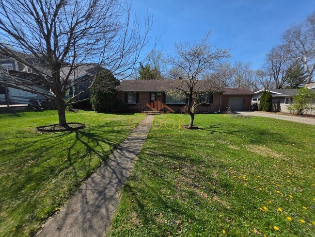 Foto del edificio - LARGER RANCH HOME WITH BASEMENT AND FENCED BACKYARD