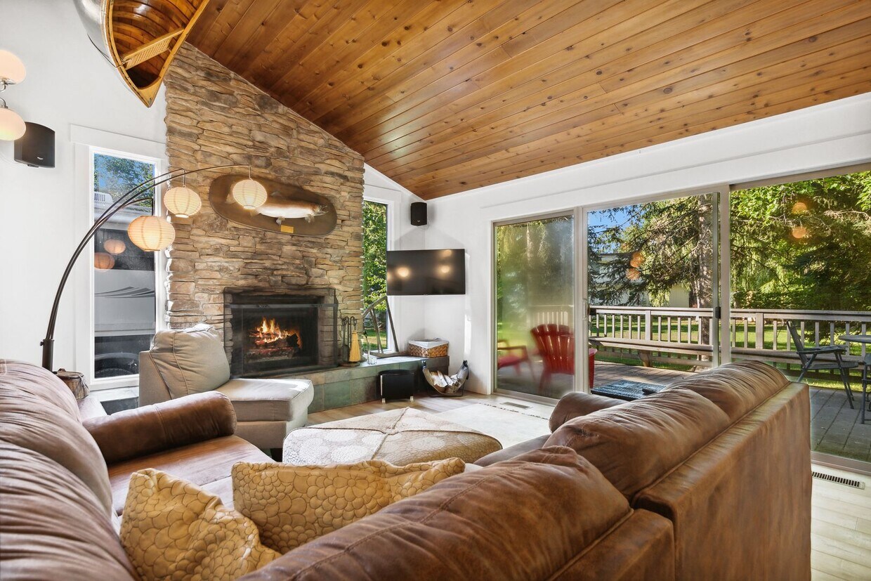 Foto principal - 2 bedroom, 1 bath house with Whitefish Lak...