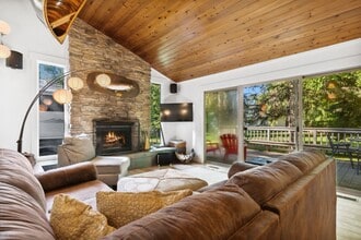 Building Photo - 1644 E Lakeshore Dr