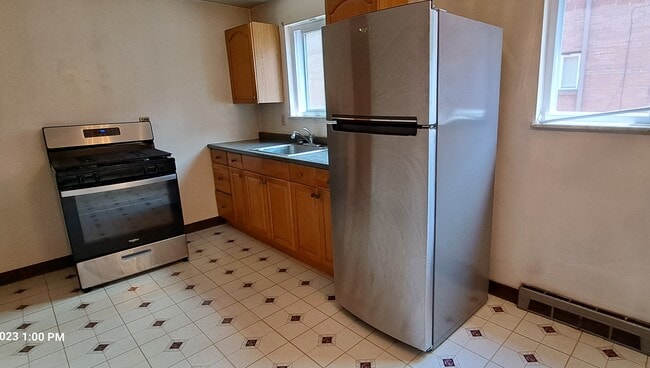 Large stainless steel refrigerator - 416 Brierly Ln