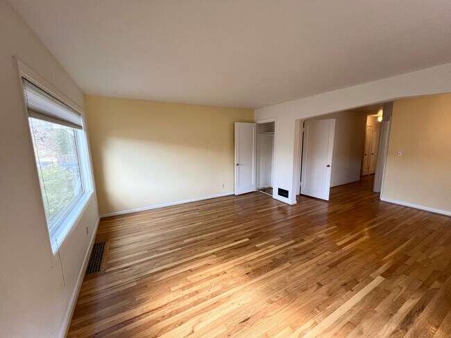 Building Photo - S0349