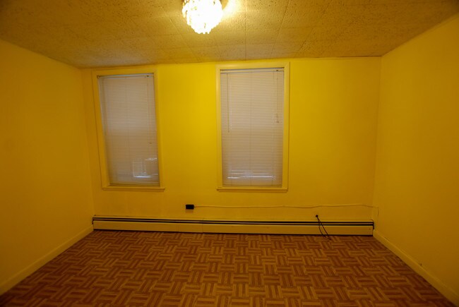 Building Photo - 136 Saratoga St