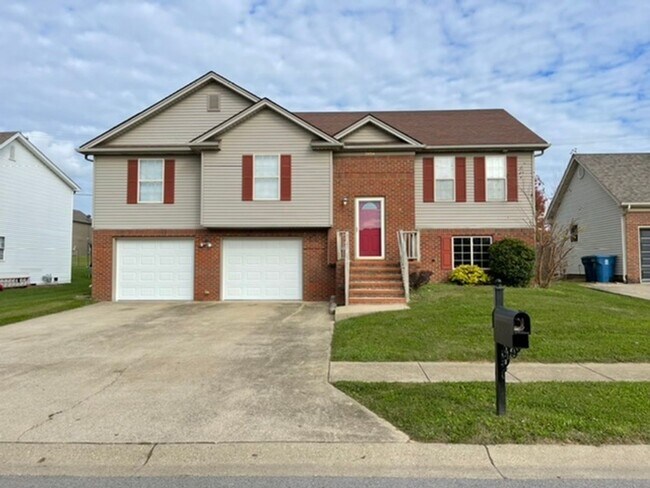Foto del edificio - Large Home in Shelbyville For Rent
