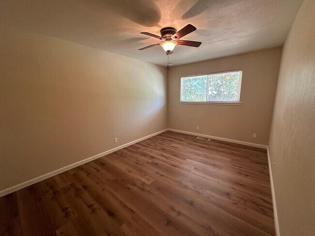 Building Photo - 156 W Dovewood Ln