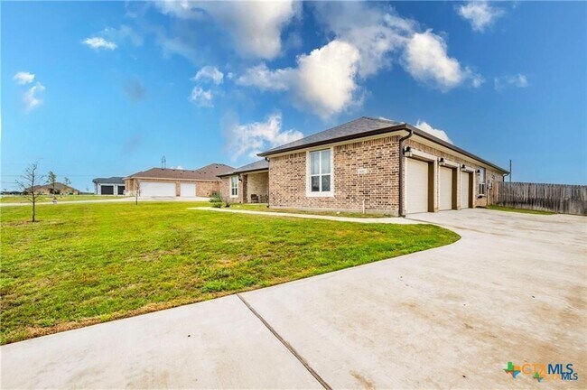 Foto del edificio - 8119 Green Hill Dr