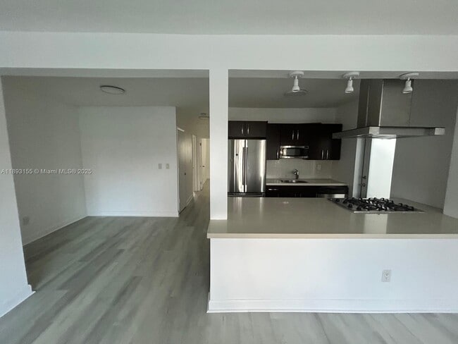 Foto del edificio - 7430 Carlyle Ave