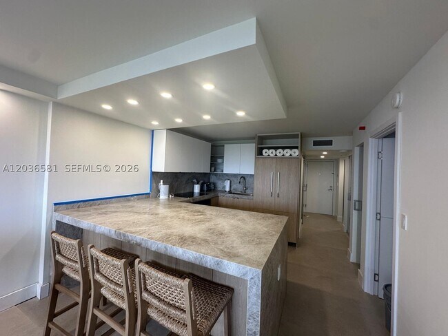 Building Photo - 2555 Collins Ave