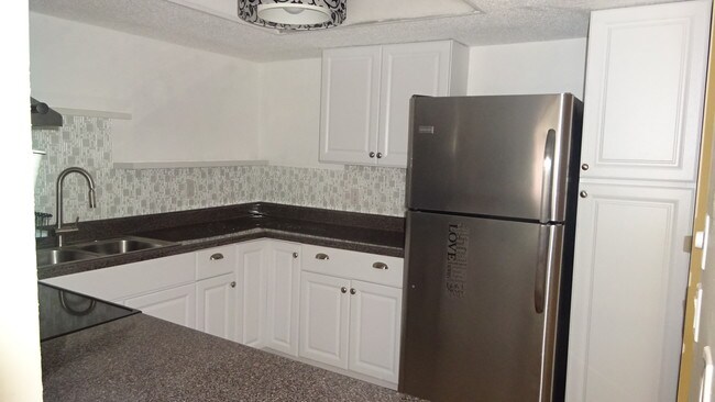 Building Photo - 573 Fairways Cir