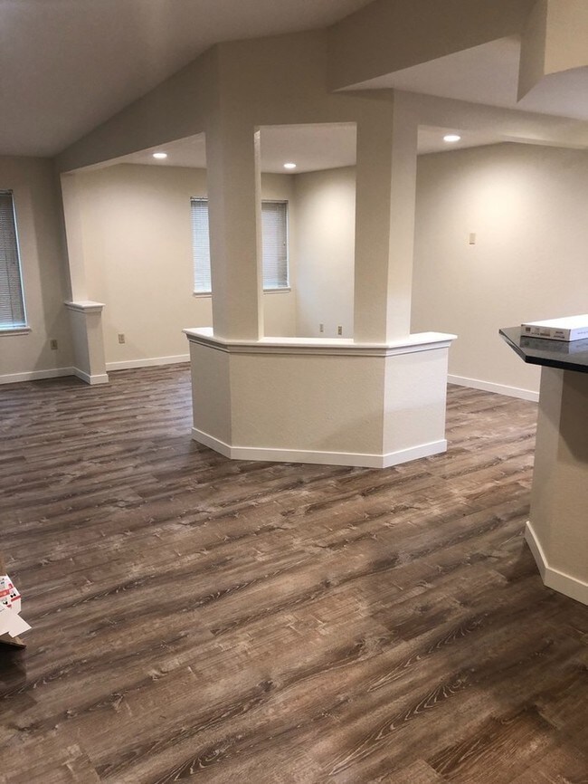 Building Photo - 5062 Foothills Dr