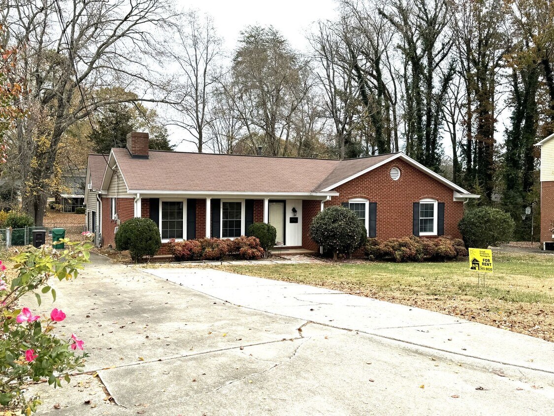 Primary Photo - Large Updated Brick Home, Hardwood, SS App...
