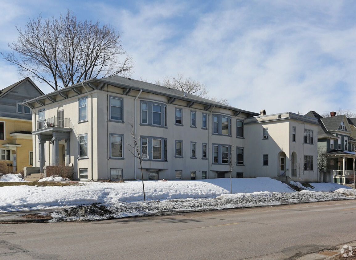 Building Photo - 2400 Aldrich Ave S