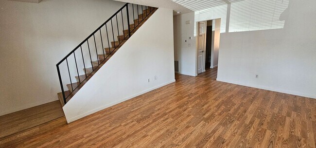 Foto del edificio - 3 Bed 2 bath Park Terrace Town Home FOR RENT
