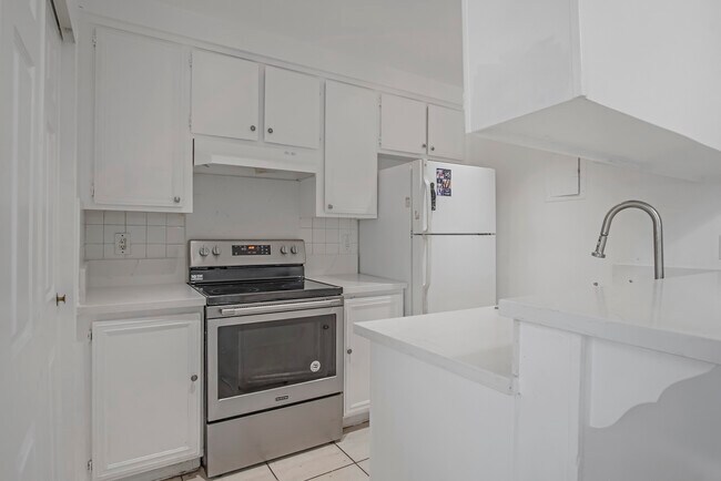 Building Photo - 1675 Calle Diamonte