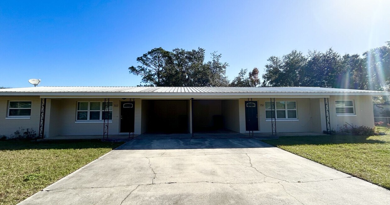 Charming 2/1 Cozy Duplex with a Carport Lo... House Rental in