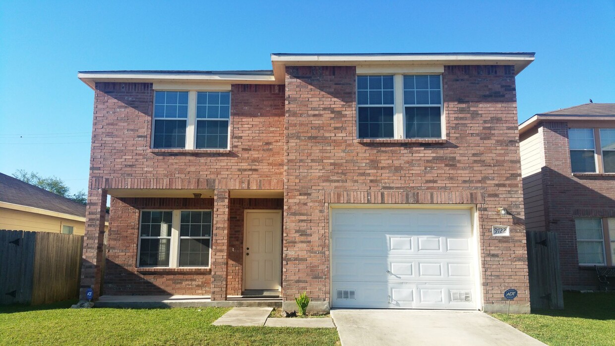 Primary Photo - Large 5 bedroom 2.5 bath fresh paint, new ...