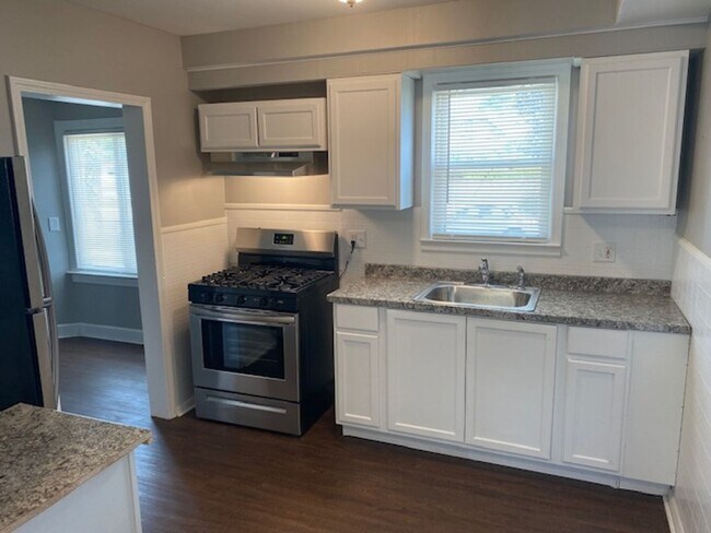 Foto del edificio - ***4-BDR, 1-BATH Bungalow – Recently Updat...