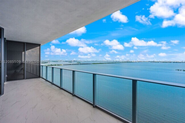Foto del edificio - 700 NE 24th St