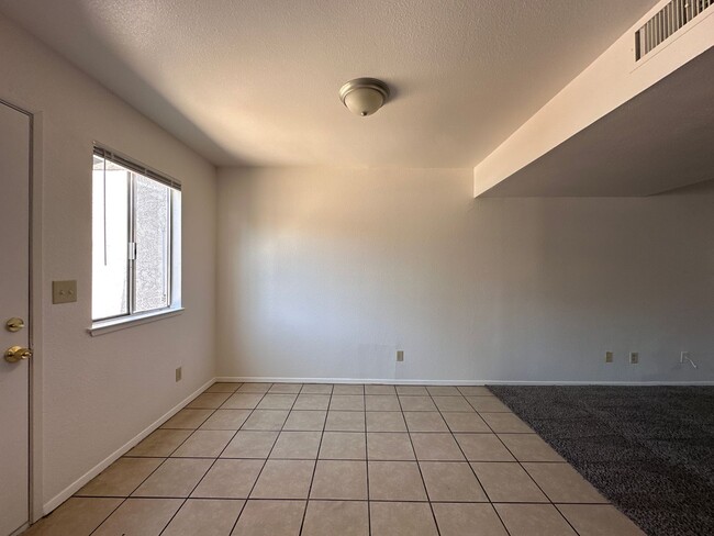 Building Photo - 2 BED 2 BATH TOWNHOME NEAR THE I-15 AND CH...