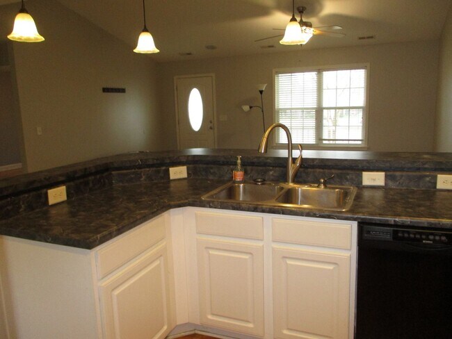 Foto del edificio - Pretty One Level House For Rent in Kerners...
