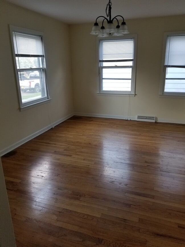 Living Rom - 104 Kenosha St