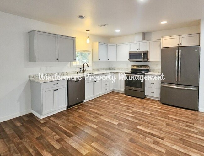 Building Photo - *AVAILABLE NOW!* Conveniently located 2 bed with loft in Central Kitsap, Large yard