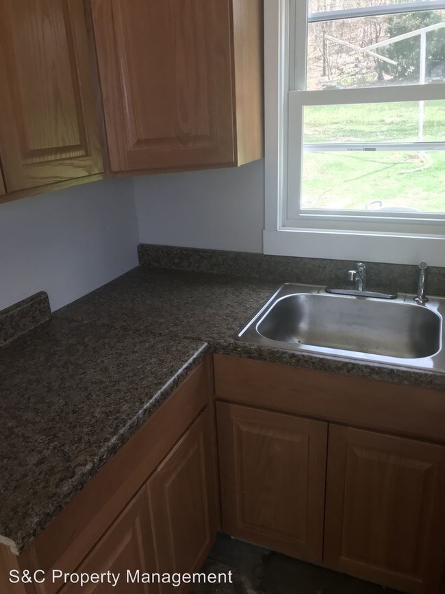 Building Photo - 2 br, 1 bath Apartment - 166 Hall Hill Road
